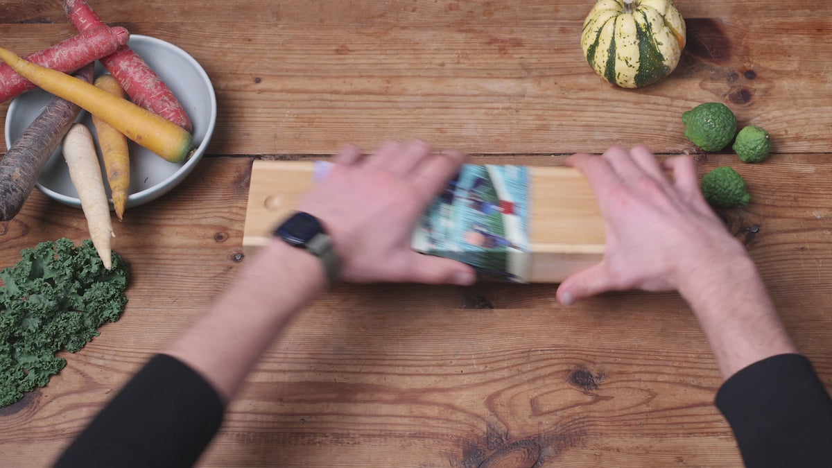 Load video: KOTAI Pakka Damascus Serrated Bread Knife 20cm